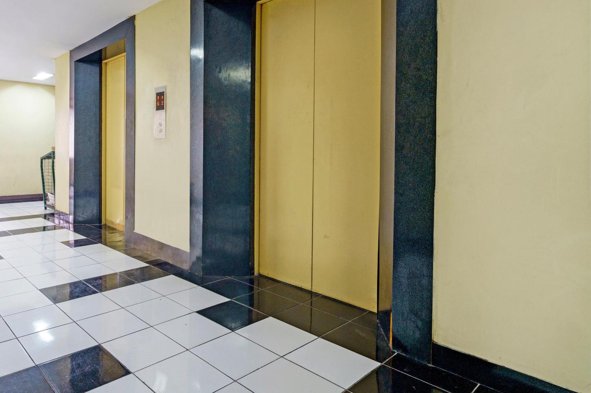 Oyo Life 93170 Apartement Gateway Cicadas By Mr Pro Bandung Exterior photo